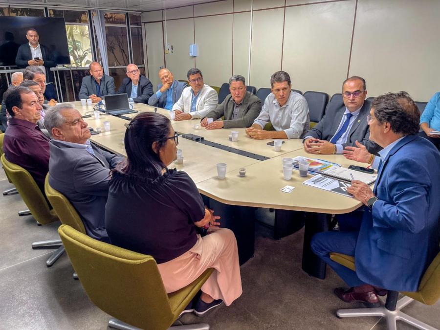 COMITIVA DE JEQUIÉ ENTREGA A SDE PROPOSTA DE ESTUDO TÉCNICO PARA POLO MULTIMODAL