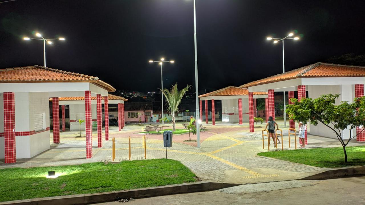 DEPUTADO EUCLIDES FERNANDES FAZ ENTREGA SIMBÓLICA DE DUAS PRAÇAS EM JEQUIÉ