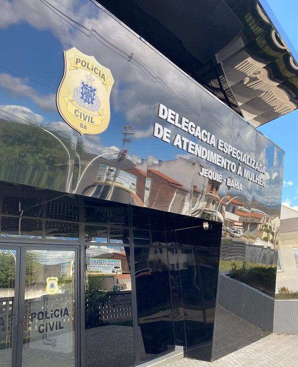 HOMEM QUE TENTOU MATAR EX-COMPANHEIRA COM VÁRIAS FACADAS É PRESO PELA DEAM