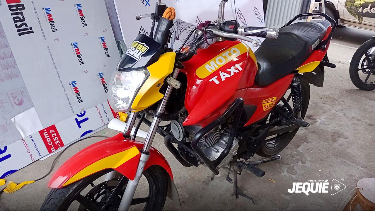 PREFEITURA DE JEQUIÉ INICIA IDENTIFICAÇÃO VISUAL DAS MOTOTÁXIS CADASTRADAS; AÇÃO FAZ PARTE DA ETAPA DE REGULAMENTAÇÃO DO SERVIÇO