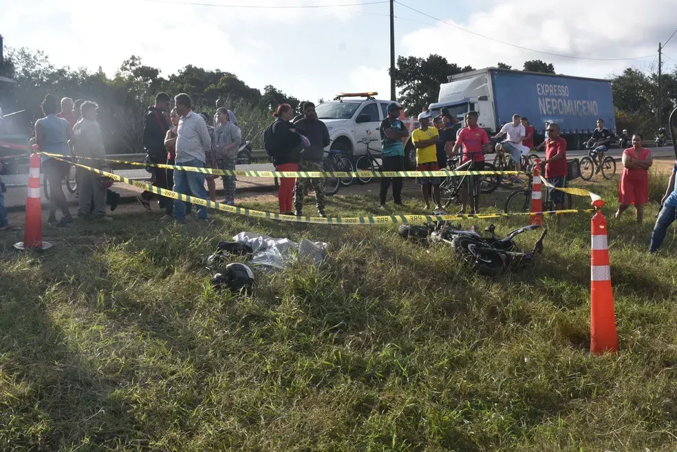 BATIDA ENTRE MOTO E BICICLETA DEIXA DOIS MORTOS EM VITÓRIA DA CONQUISTA; UMA PESSOA FICOU FERIDA.