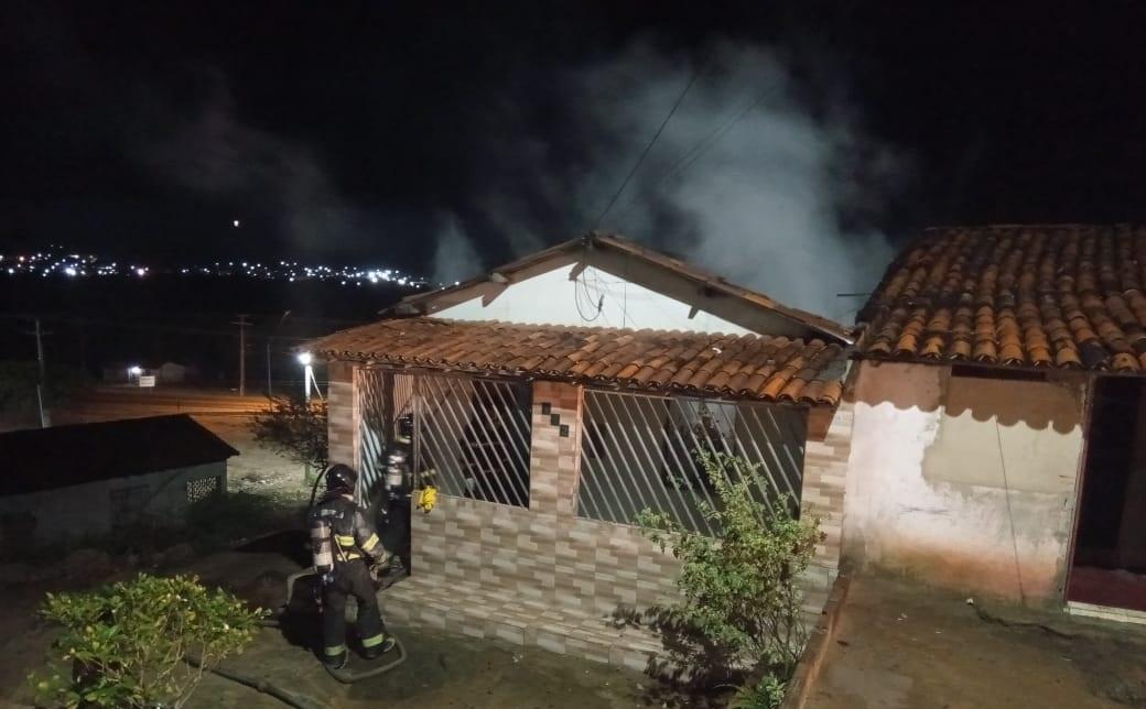EQUIPE DO 8°BBM ATENDE OCORRÊNCIA DE INCÊNDIO EM RESIDÊNCIA NA CIDADE DE JEQUIÉ, BAIRRO KM 04.