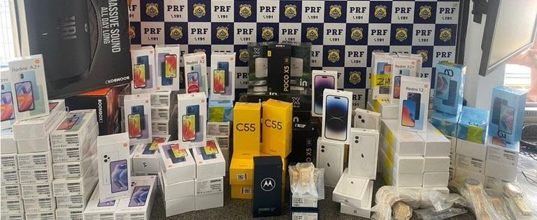 PRF APREENDE CARGA DE CELULARES E ELETRÔNICOS DURANTE ABORDAGEM A VEÍCULO DE CARGA EM JEQUIÉ