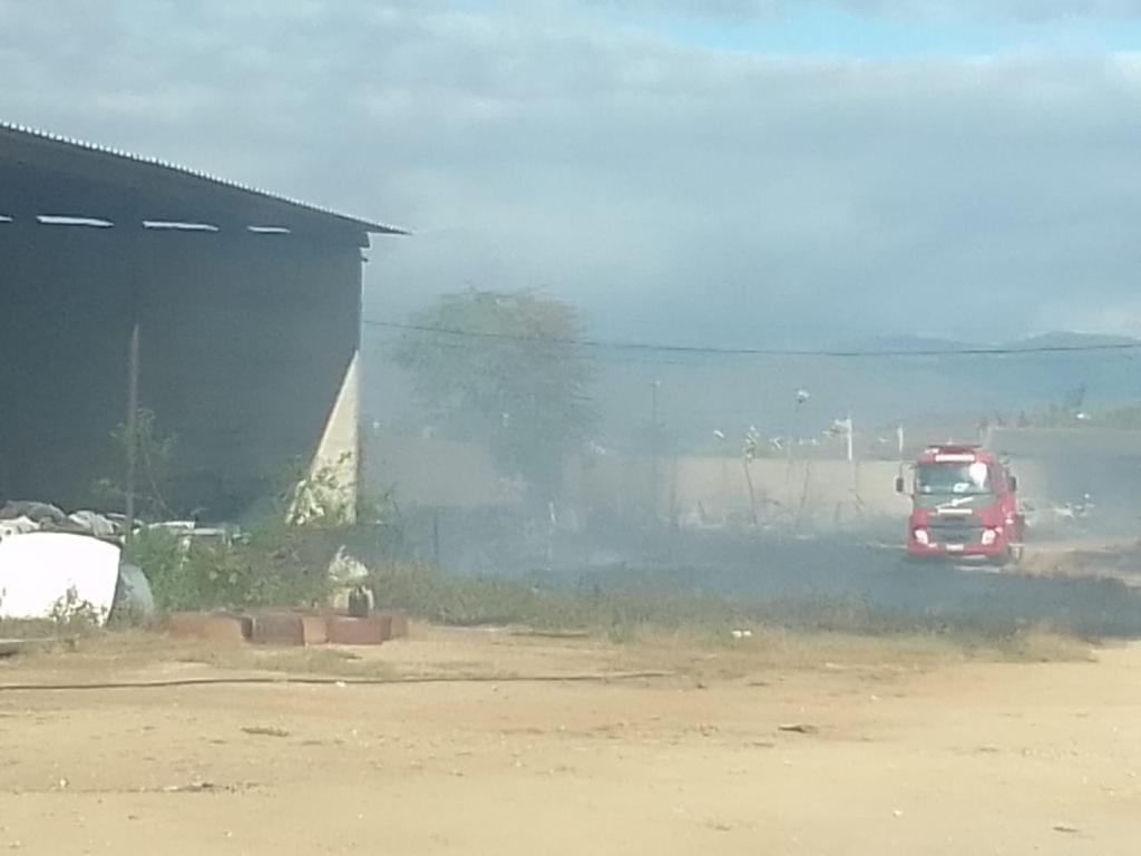 8º BBM ATUA EM COMBATE A INCÊNDIO EM DEPÓSITO DE SUCATAS NO BAIRRO CURRAL NOVO