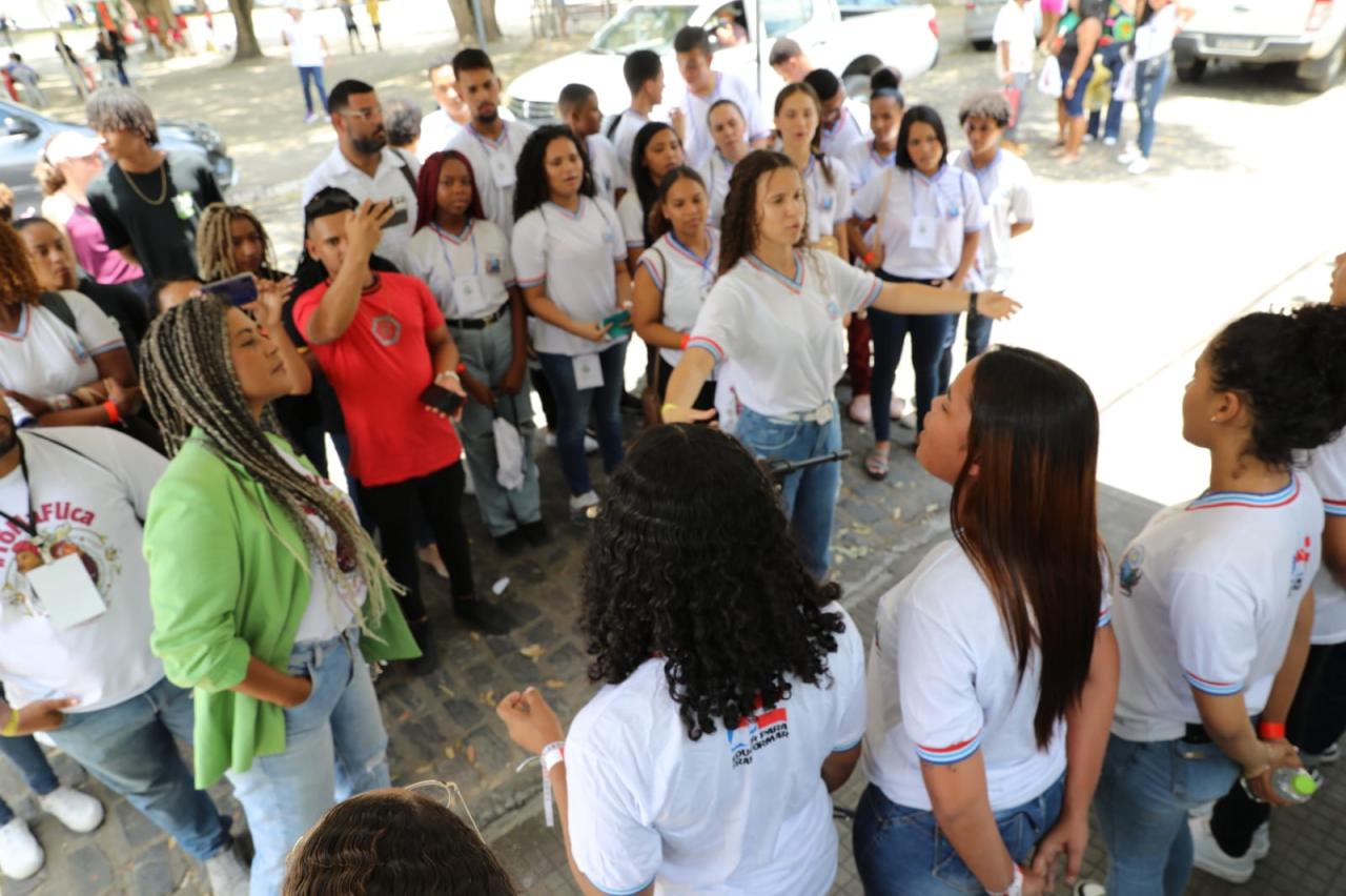 ARTE ESTUDANTIL ECOA E ENCANTA NA FLICA 2023