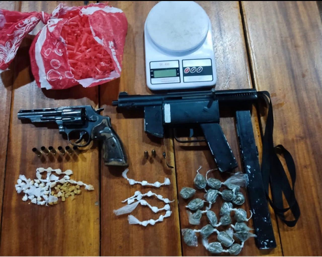 DOIS INDIVÍDUOS MORREM APÓS ATIRAREM CONTRA GUARNIÇÃO DA POLÍCIA MILITAR; SUBMETRALHADORA E REVOLVER SÃO APREENDIDOS.