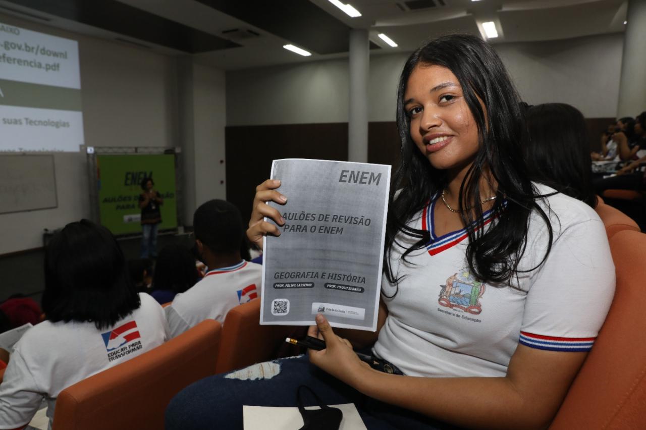 NA RETA FINAL PARA O ENEM, ESTUDANTES DIVIDEM TEMPO ENTRE REVISÕES E ATIVIDADES RELAXANTES
