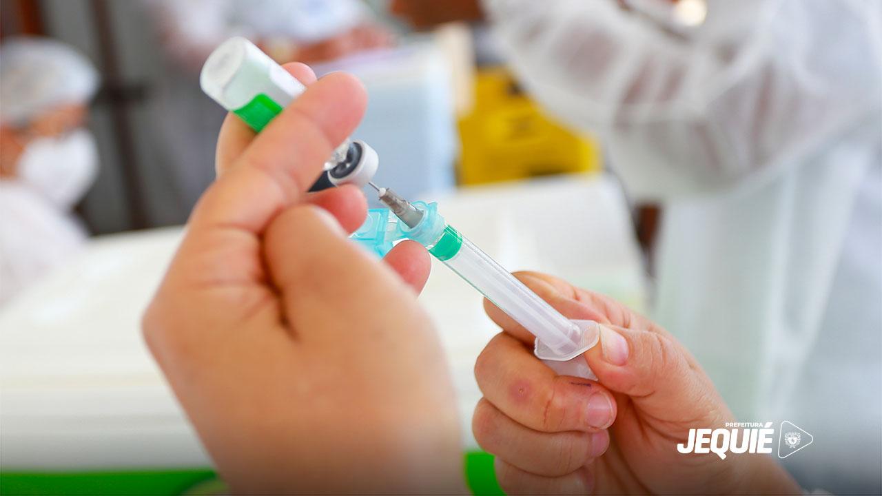 PREFEITURA DE JEQUIÉ ORIENTA POPULAÇÃO A COMPLETAR ESQUEMA VACINAL CONTRA COVID-19