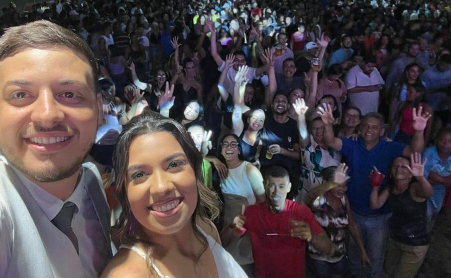 VINICIUS REÚNE MULTIDÃO EM PRAÇA PÚBLICA EM EVENTO HISTÓRICO