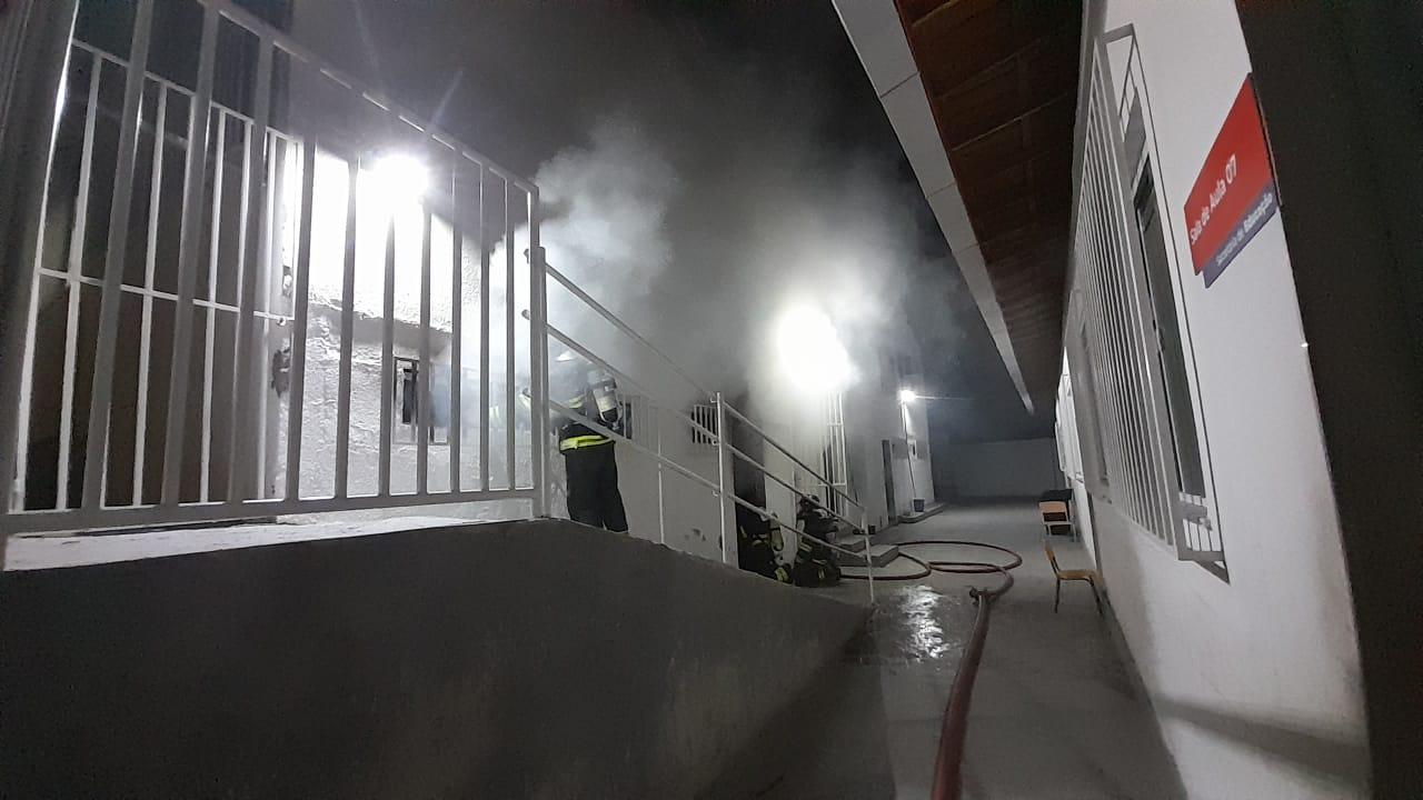 DEFESA CIVIL MUNICIPAL E CORPO DE BOMBEIROS CONTROLAM INCÊNDIO NO DEPÓSITO DA ESCOLA MUNICIPAL FRANZ GEDEON, NO JEQUIEZINHO.