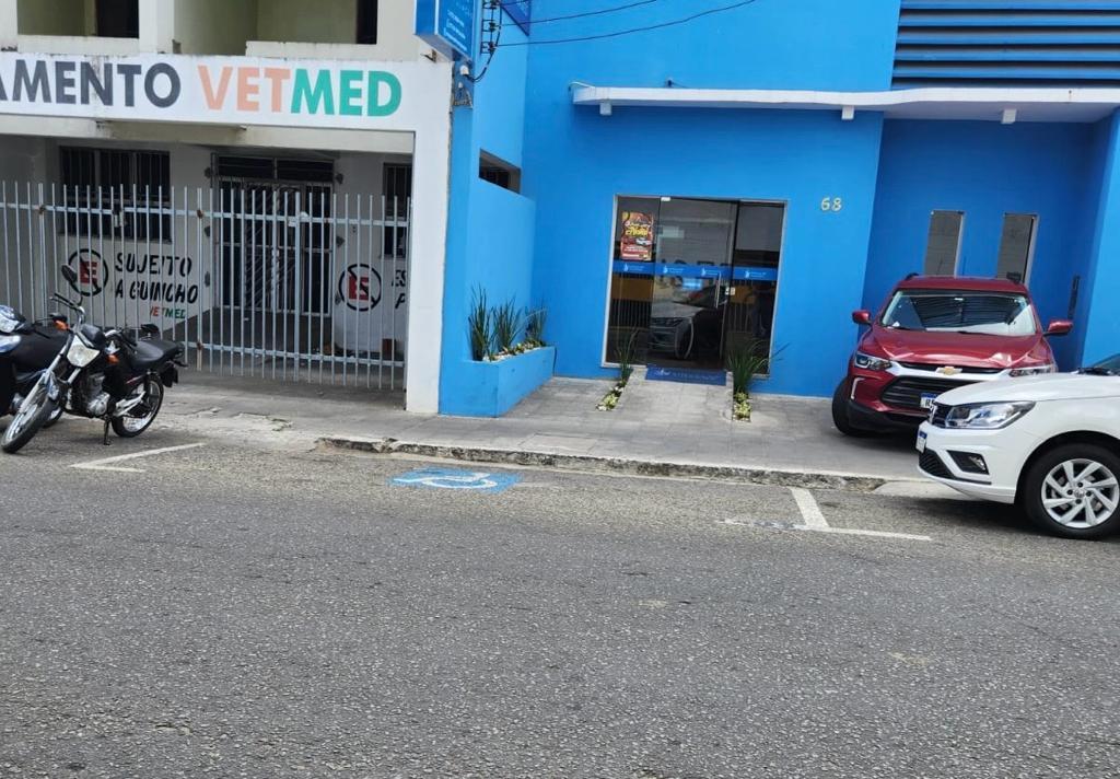 MOTORISTAS ESTACIONAM NAS CALÇADAS CAUSANDO TRANSTORNOS
