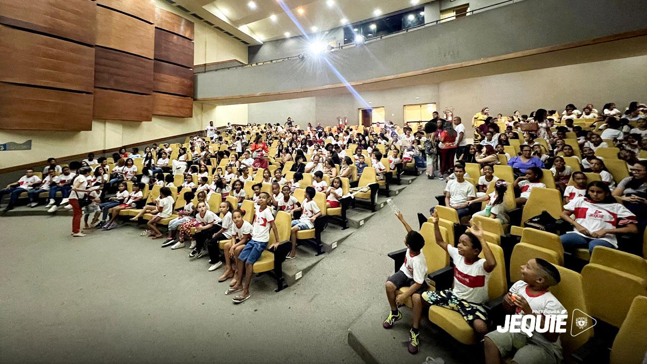 PREFEITURA DE JEQUIÉ PROMOVE MAIS UMA ETAPA DO PROJETO “A ESCOLA VAI AO TEATRO”