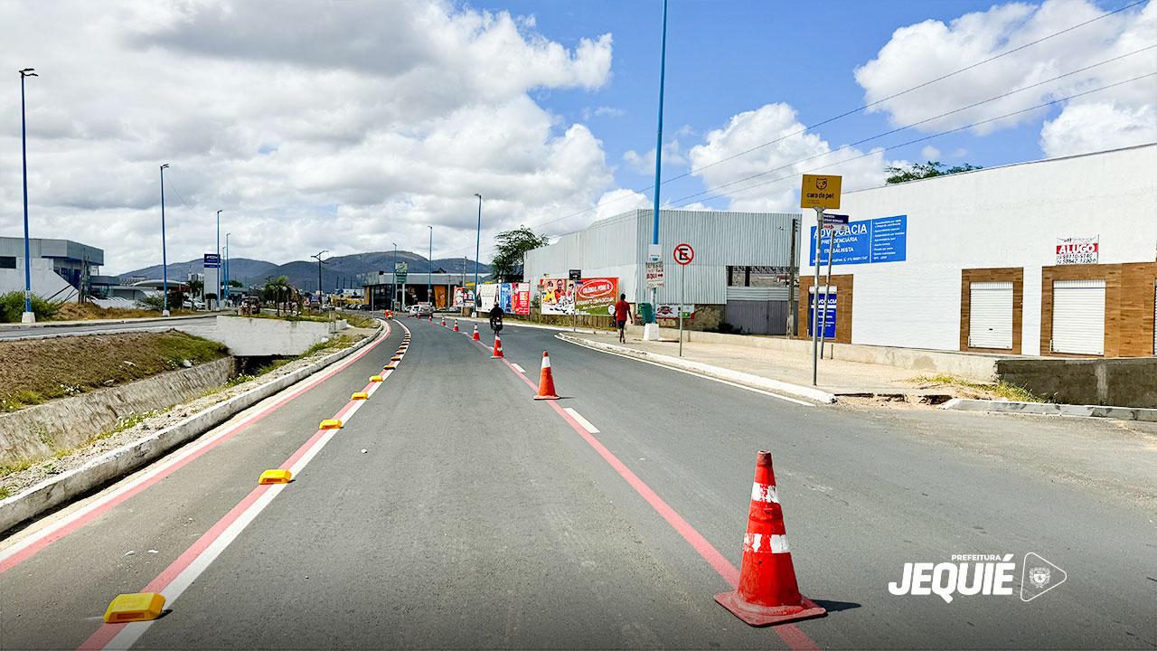 PREFEITURA DE JEQUIÉ PROMOVE REVITALIZAÇÃO DA CICLOFAIXA DA AVENIDA CÉSAR BORGES E MELHORIAS NA SINALIZAÇÃO HORIZONTAL AVANÇAM NA CIDADE