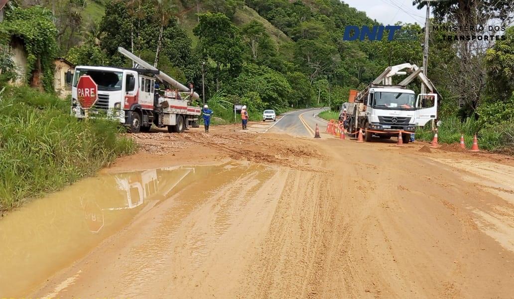 CHUVA PROVOCA QUEDA DE BARREIRAS E DESLOCAMENTO DE PEDRAS NA BR 330 TRECHO DE JEQUIÉ