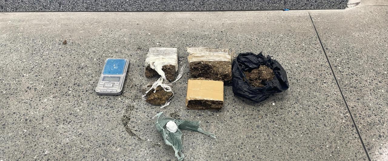 HOMEM É PRESO COM DROGAS NO AUTO DA BELA VISTA, EM JEQUIÉ