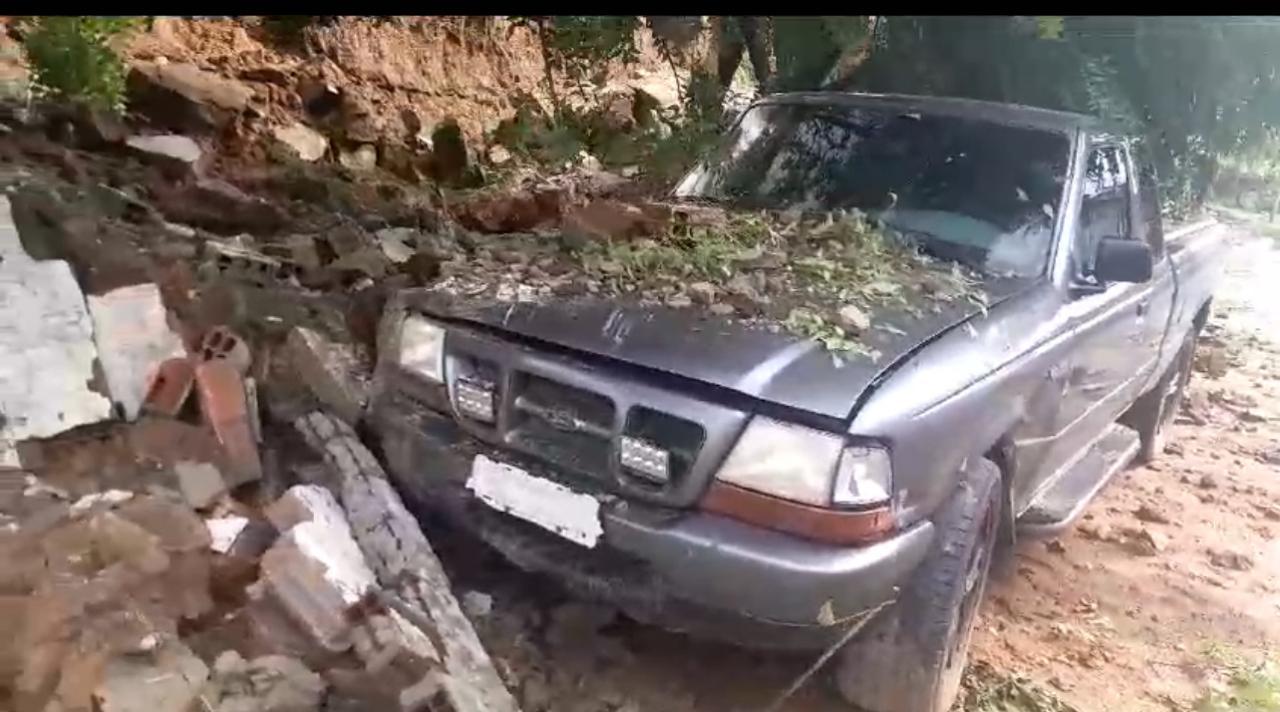 MURO DE ESCOLA MUNICIPAL DESABA E ATINGE CARRO NO LOTEAMENTO ÁGUA BRANCO
