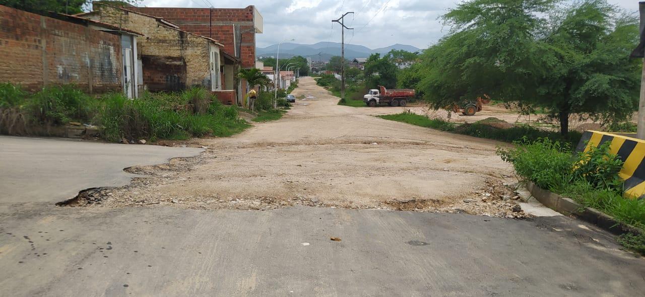 PAVIMENTAÇÃO FEITA PELA METADE DEIXA MORADORES DO LOTEAMENTO RAIO DE LUZ INDIGNADOS COM O GOVERNO MUNICIPAL