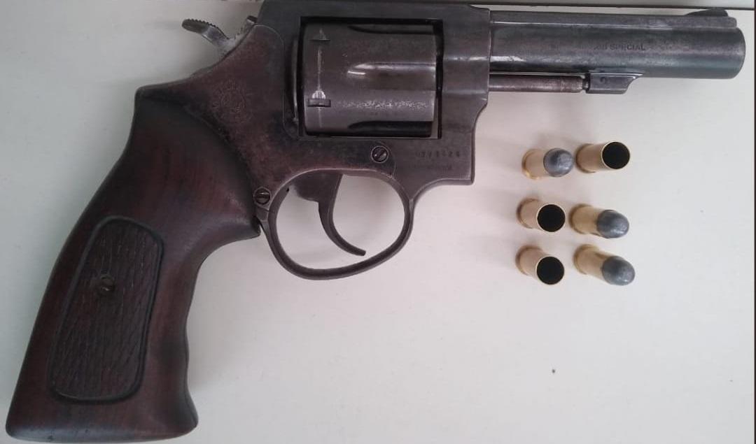 ADOLESCENTE É CONDUZIDA E ARMA APREENDIDA NO MANDACARÚ