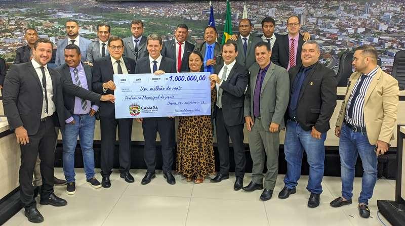 CÂMARA DE VEREADORES FAZ ENTREGA SIMBÓLICA À PREFEITURA DE JEQUIÉ DE R$ 1 MILHÃO DE VERBAS ECONOMIZADAS