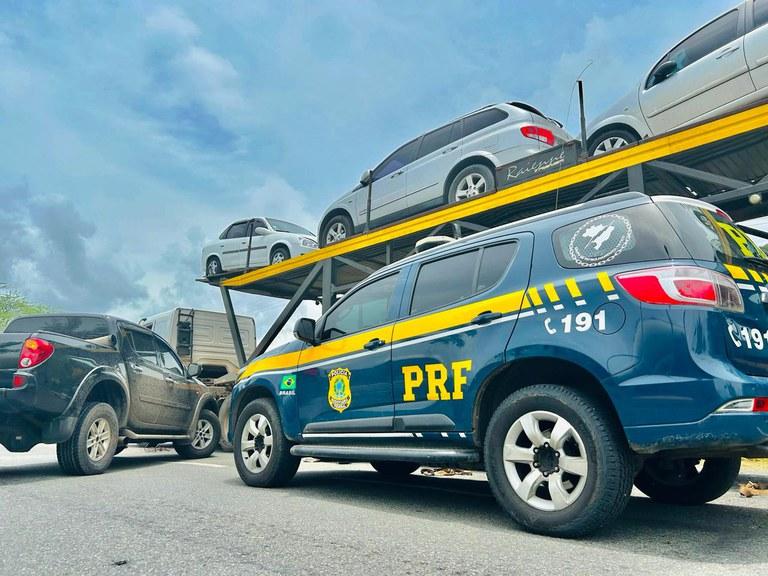 EM JEQUIÉ, PRF RECUPERA CAMINHONETE FURTADA QUE ERA TRANSPORTADA EM CAMINHÃO “CEGONHA”.