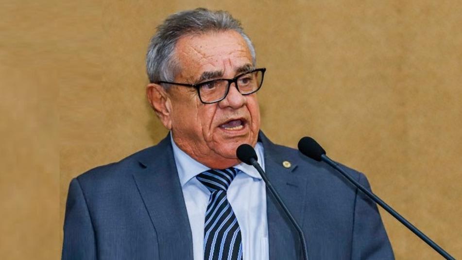 EUCLIDES FERNANDES SUGERE PROIBIR O USO DE CELULAR PELOS ESTUDANTES NO HORÁRIO DAS AULAS NA REDE ESTADUAL