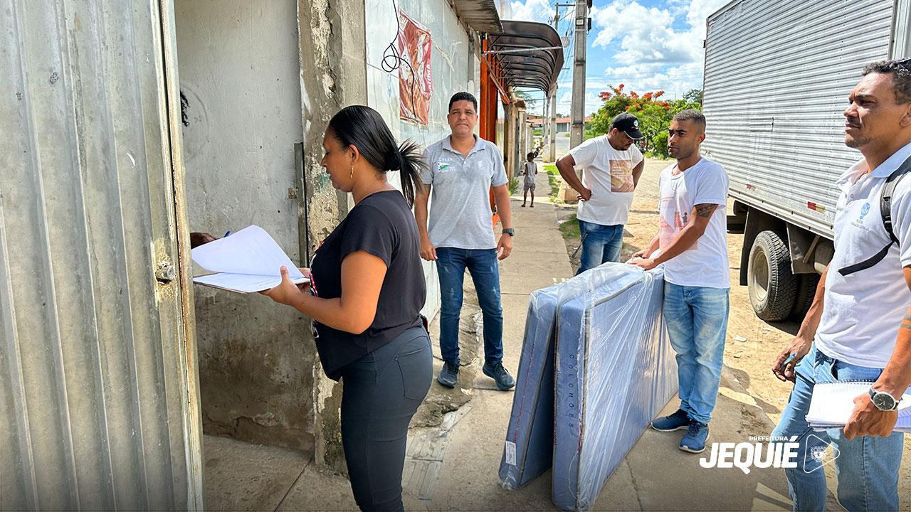 PREFEITURA DE JEQUIÉ SEGUE COM ENTREGA DE COLCHÕES E CESTAS BÁSICAS ÀS FAMÍLIAS AFETADAS PELAS CHUVAS, CONFORME CADASTRO DOS CRAS