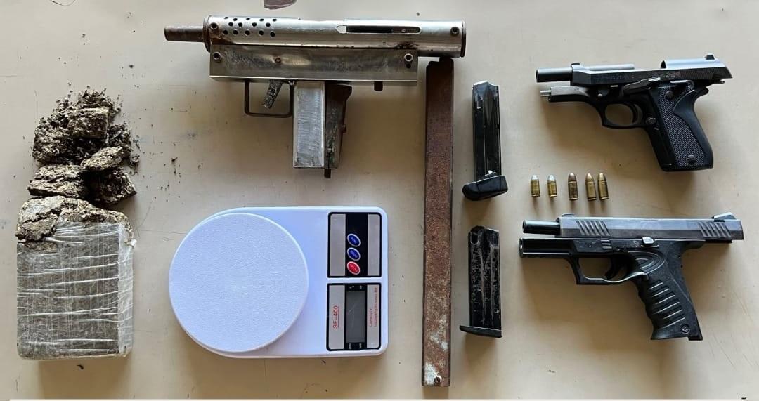 PISTOLAS E SUBMETRALHADORA SÃO APREENDIDAS PELA PM; DOIS INDIVÍDUOS MORRERAM NA AÇÃO