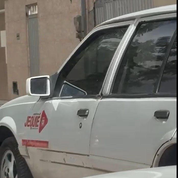 COM MANDADO DE PRISÃO EM ABERTO HOMEM PLOTA VEÍCULO COM MARCA DA PREFEITURA DE JEQUIÉ E ACABA PRESO