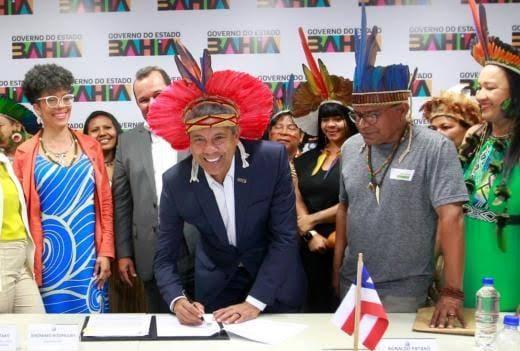 GOVERNADOR ENTREGA, NA ASSEMBLEIA LEGISLATIVA DA BAHIA, PROJETO DE LEI QUE REESTRUTURA A CARREIRA DE PROFESSOR INDÍGENA