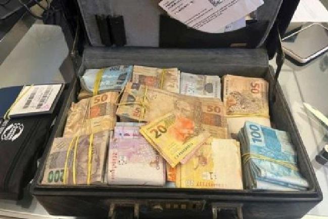 POLÍCIA FEDERAL ENCONTRA MALA CHEIA DE DINHEIRO NA SECRETARIA DE SAÚDE DE VITÓRIA DA CONQUISTA