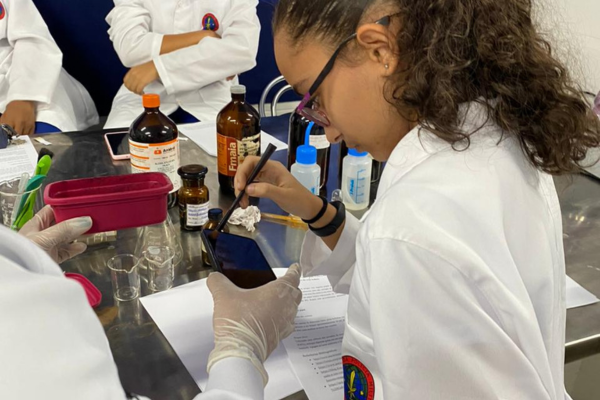 QUÍMICA FORENSE PROPORCIONA NOVO OLHAR PARA CIÊNCIA A ALUNOS DE JEQUIÉ