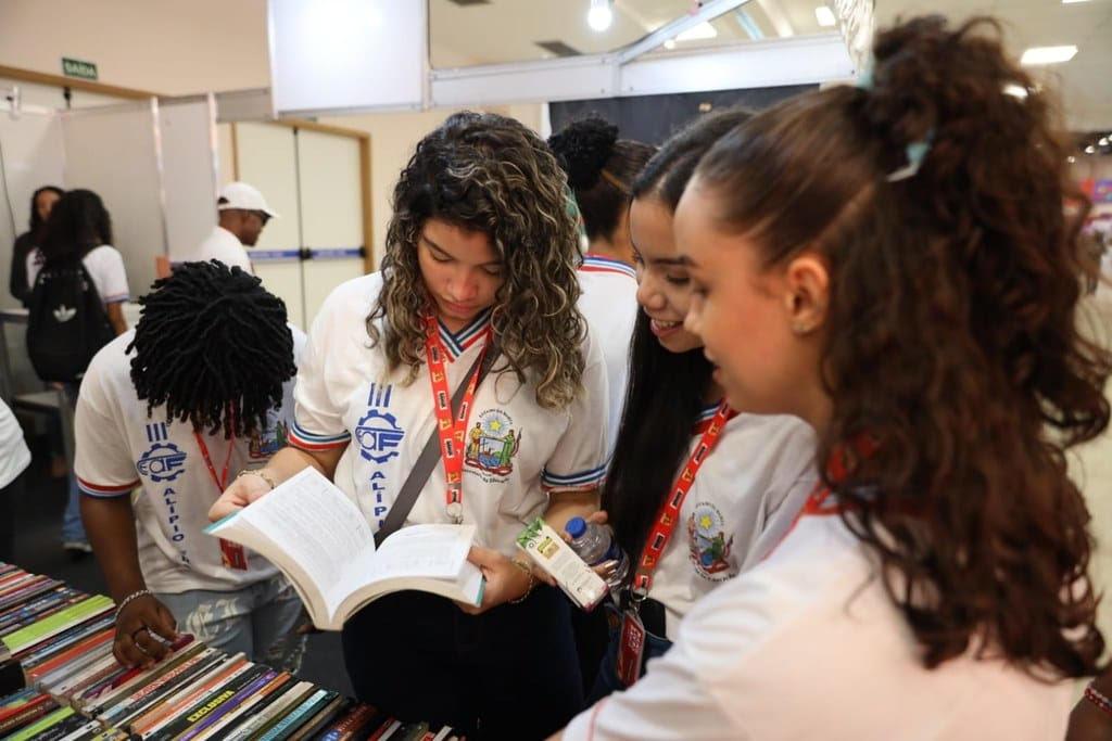 BAHIA TEM MENOR TAXA DE ANALFABETISMO DO NORDESTE. REDUÇÃO ENTRE 2010 E 2022 FOI DE QUASE 18%