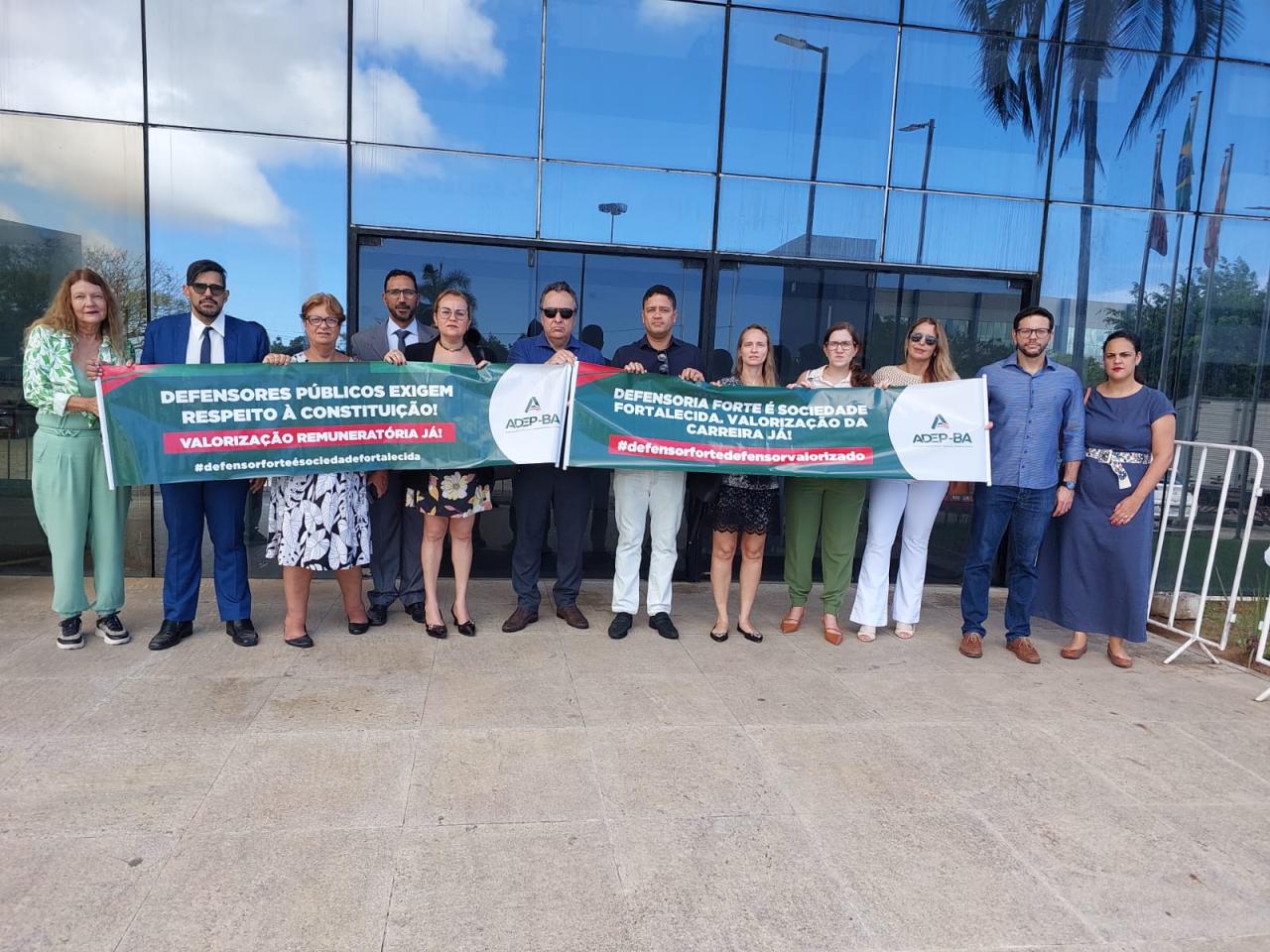 DEFENSORES BAIANOS FAZEM ATO PÚBLICO NO FÓRUM RUY BARBOSA PARA MARCAR PRIMEIRO DIA DE GREVE DA CATEGORIA