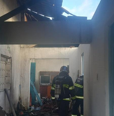 EQUIPE DO 8°BBM COMBATE INCÊNDIO EM RESIDÊNCIA NO BAIRRO JEQUIEZINHO