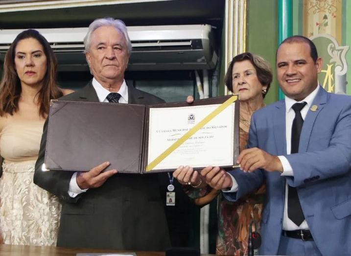 PRESIDENTE DA FABAMED É AGRACIADO COM A MEDALHA THOMÉ DE SOUZA: “MUITO HONRADO”