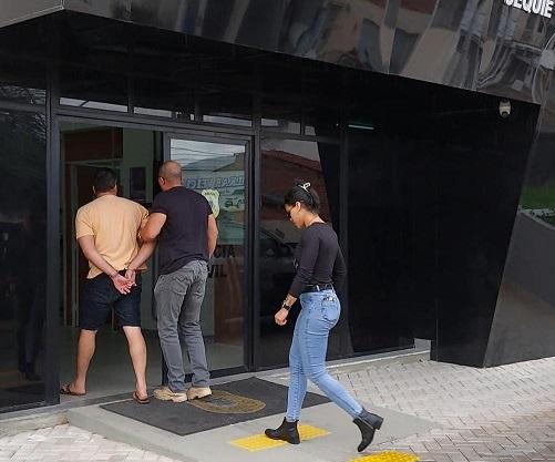 HOMEM É PRESO EM FLAGRANTE POR AGRESSÕES AO FILHO E A ESPOSA NO INTERIOR DE UMA CLINICA ODONTOLÓGICA EM JEQUIÉ