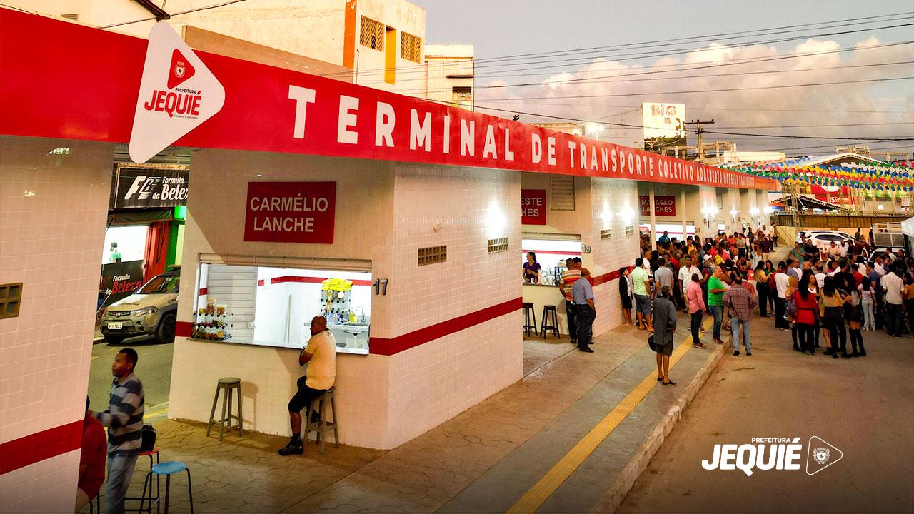 PREFEITURA DE JEQUIÉ ENTREGA PRIMEIRA ETAPA DAS OBRAS DE REQUALIFICAÇÃO DA PRAÇA DA BANDEIRA, COM TERMINAL COLETIVO E QUIOSQUES