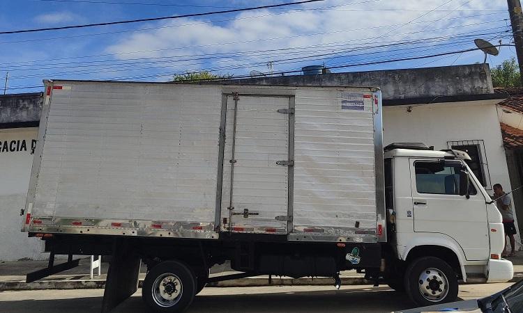 CAMINHÃO COM CARGA DE VERDURA PARA A PREFEITURA DE AIQUARA É APREENDIDO PELA POLÍCIA APÓS A GUARNIÇÃO ENCONTRAR DROGAS COM O MOTORISTA