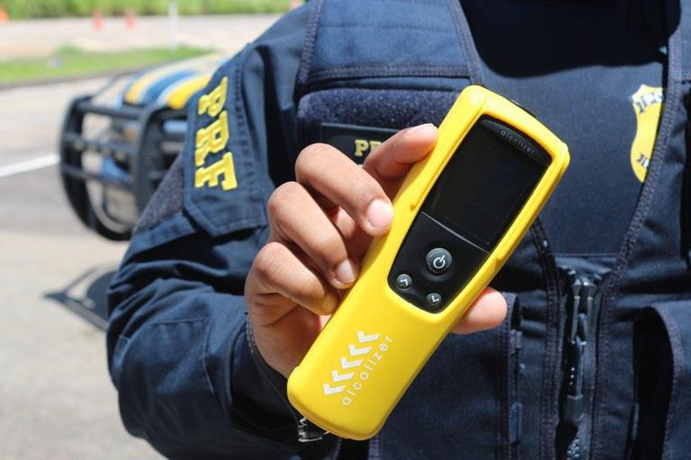 INABILITADO E EMBRIAGADO, MOTOCICLISTA É DETIDO PELA PRF APÓS SE ENVOLVER EM ACIDENTE DE TRÂNSITO EM JAGUAQUARA