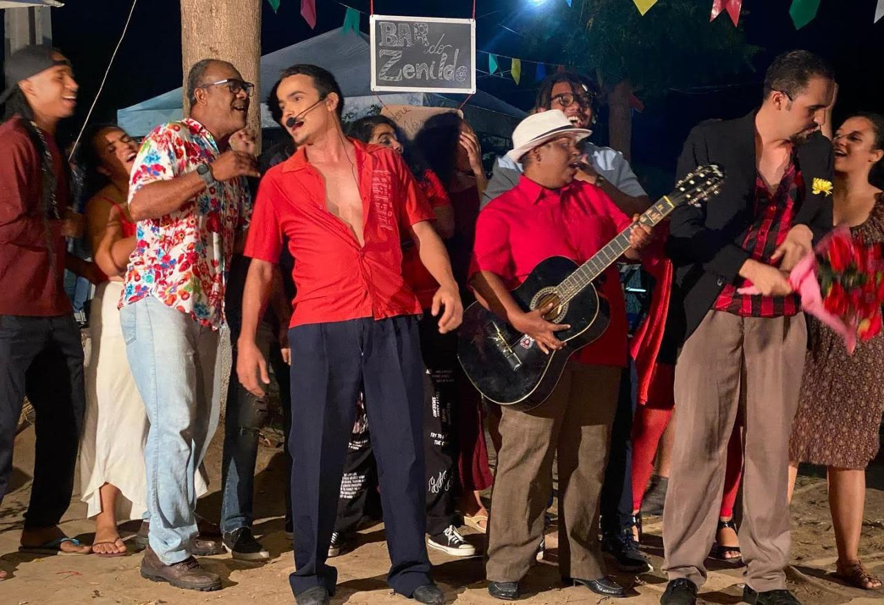 PETI-TEATRO DA UESB REALIZA TEMPORADA DO ESPETÁCULO “CORAÇÕES VAGABUNDOS” EM JEQUIÉ