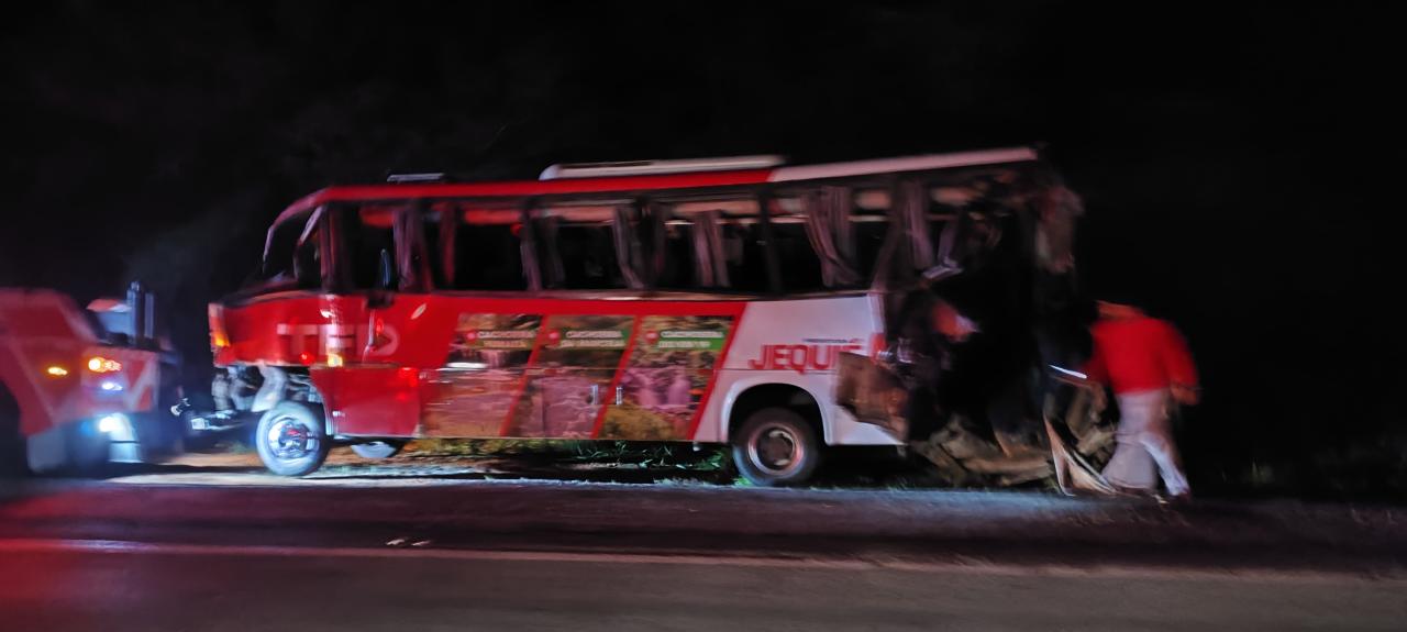 GRAVE ACIDENTE COM ÔNIBUS DO TFD DE JEQUIÉ PRÓXIMO A MEIA NOITE ENTRE A RETA DA COLHADA E O BAIXÃO DEIXA FERIDOS