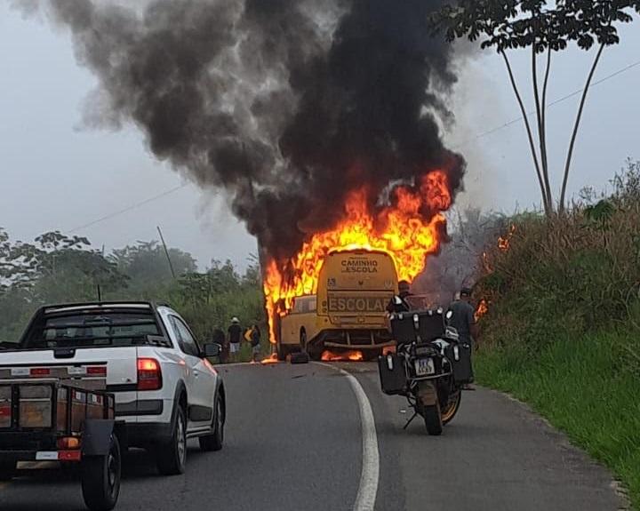 CASAL MORRE CARBONIZADO APÓS BATER MOTO EM ÔNIBUS ESCOLAR EM JITAUNA