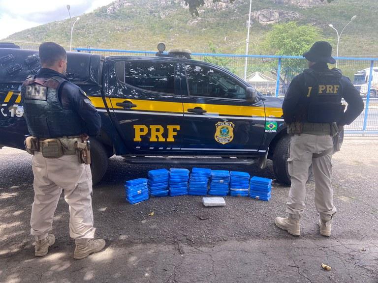 EM JEQUIÉ, PRF APREENDE 58 KG DE COCAÍNA EM VEÍCULO E PRENDE TRAFICANTE