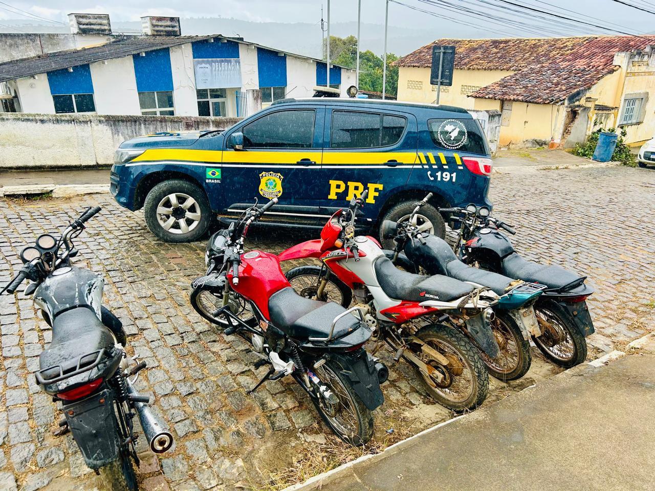 NO POVOADO DO KM 100, MUNICÍPIO DE BREJÕES, PRF RECUPERA CINCO MOTOCICLETAS COM REGISTRO DE ROUBO EM OFICINA MECÂNICA