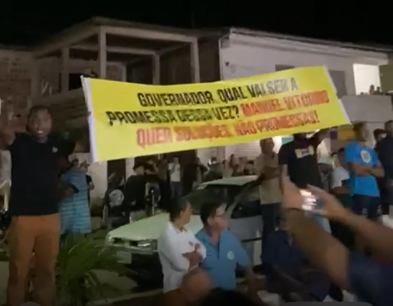 GOVERNADOR LAMENTA ATITUDE DE DESESPERO DA OPOSIÇÃO NA TENTATIVA DE TUMULTUAR O COMÍCIO DE LÉO DA SAÚDE EM MANOEL VITORINO.