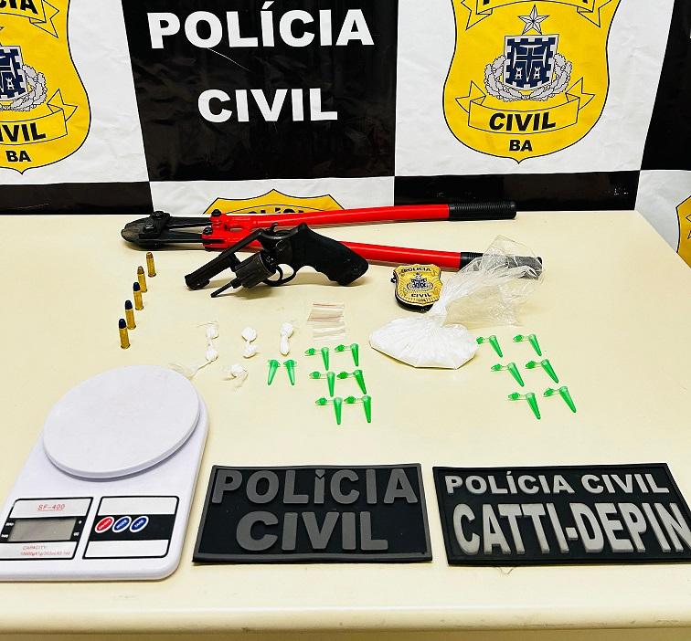 POLÍCIA CIVIL PRENDE INTEGRANTE DE FACÇÃO CRIMINOSA QUE IVANDIAM RESIDÊNCIAS PARA EXECUTAR VÍTIMAS NO MANDACARÚ