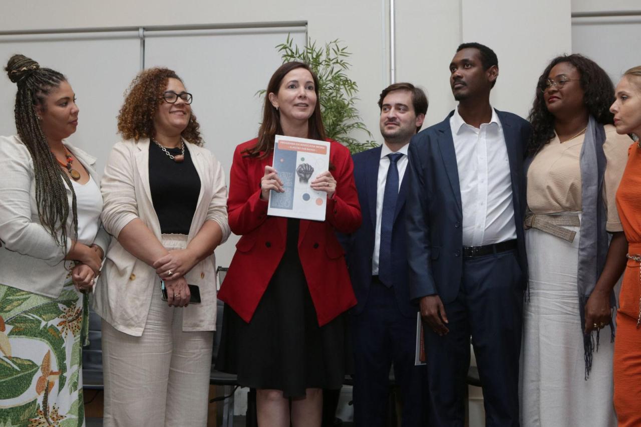 DANIELA BORGES RECEBE DOCUMENTO COM PROPOSTAS DA ADVOCACIA NEGRA