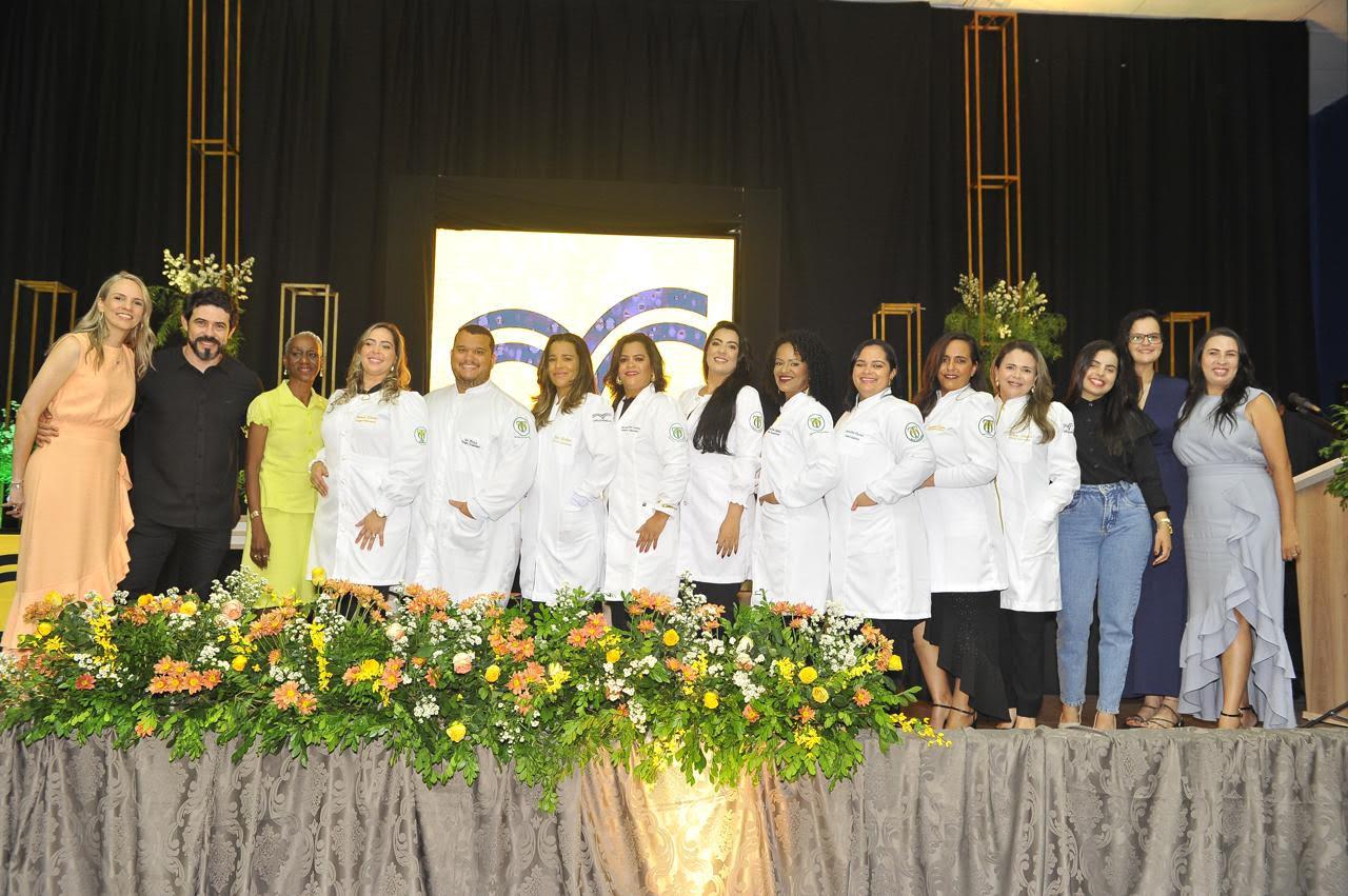 O POLO DA UNIASSELVI NA CIDADE DE JEQUIÉ REALIZOU A CERIMÔNIA DO JALECO DOS ALUNOS DE 2024/2