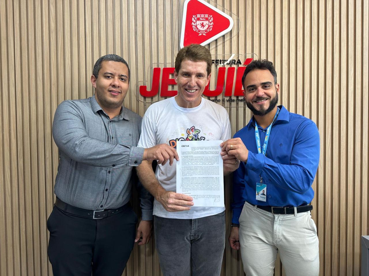 ZÉ COCÁ ASSINA AUTORIZAÇÃO DE CONTRATOS PARA EXECUÇÃO DO MINHA CASA, MINHA VIDA EM JEQUIÉ