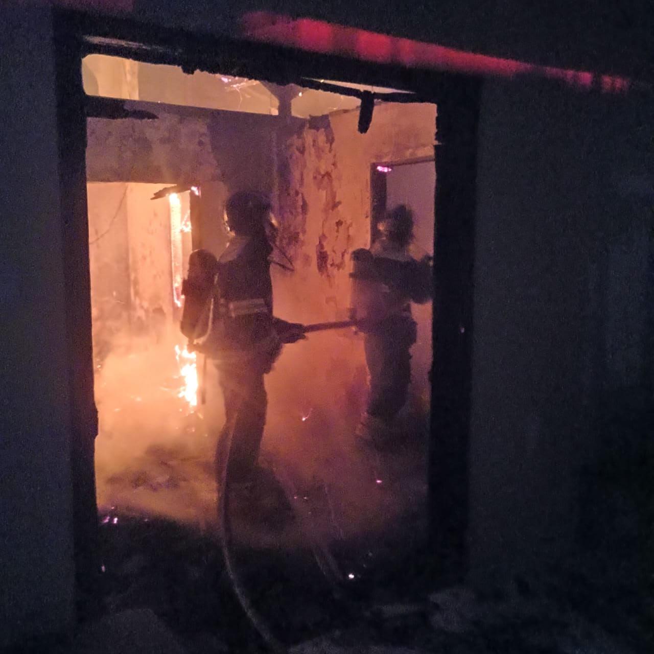 GUARNIÇÃO DO 8°BBM COMBATE A INCÊNDIO RESIDENCIAL NO BAIRRO JEQUIEIZINHO